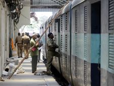 தாம்பரத்தில் ரயில் பெட்டி உடைக்கப்படவில்லை.. சிசிடிவியில் பதிவு.. கொள்ளை நடந்தது சென்னையிலா?