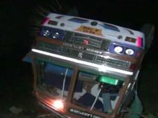 குடிபோதையில் டிரைவர்.. சாலையில் தலைகுப்புற கவிழ்ந்து விபத்தில் சிக்கிய பிஸ்கெட் லாரி- வீடியோ 