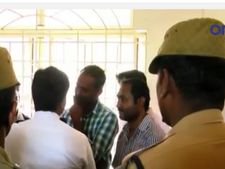 காவிரி பிரச்சினை: ஈரோட்டில் லாரிகள் தாக்கப்பட்ட விவகாரம்.. நாம் தமிழர் கட்சியினர் 8 பேர் கைது-வீடியோ