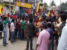 காவிரி.. கர்நாடகாவில் தமிழக ஐ.ஏ.எஸ். அதிகாரி வீடு முற்றுகை 