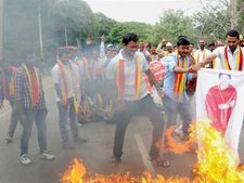 கர்நாடகாவில் அசாதாரண நிலை.. அச்சத்தில் தொடர்ந்து வெளியேறும் தமிழர்கள்