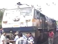 ஈரோடு 200 பயணிகளுடன் தடம் புரண்ட ரயில்.. பல ரயில்கள் தாமதம்- வீடியோ 