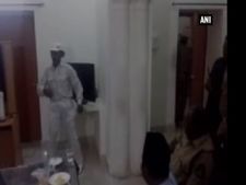 போலீசார் முன்பு டான்ஸ் ஆடி அசத்திய மோசடி மன்னன் 