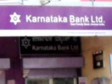 கர்நாடக வங்கிக்குள் உருட்டுக்கட்டையை வீசிய 2 பேர் கைது... தூத்துக்குடியில் 