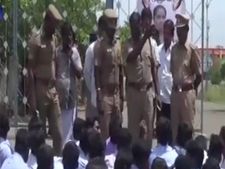 சோனாலி கொலை எதிரொலி... பாதுகாப்பு கேட்டு கரூர் கல்லூரி மாணவர்கள் போராட்டம்- வீடியோ