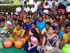தமிழகத்திற்கு தண்ணீர் விடக்கூடாது.. மண்டியாவில் காலி குடங்களுடன் தமிழ் பெண்கள் போராட்டம்!