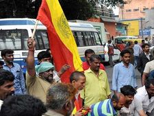 காவிரி மேற்பார்வை குழு கூட்டம் உத்தரவு எதிரொலி.. மண்டியாவில் விவசாயிகள் போராட்டம்