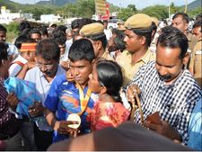 தங்க மாரியப்பன் சொந்த ஊருக்கு வந்தார் ... தாரை தப்பட்டை முழங்க வரவேற்பு