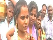 வன்முறையால் பஸ் இல்லை.. பல கிலோமீட்டர் நடந்தே ஓசூருக்கு வந்த  பெங்களூர் மணமகள்!