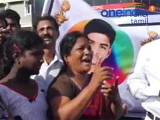 பேருந்து விபத்தில் மாணவர் பலி... நிவாரண நிதி வேண்டி மாணவர்கள் போராட்டம்... கவர்னரிடம் மனு- வீடியோ