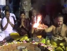 ஜெ. பூரண நலம் பெற... கரூர் கோவிலில் சிறப்பு யாகம் நடத்திய அமைச்சர் விஜயபாஸ்கர்- வீடியோ