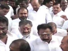 பசும்பொன் தேவர் குரு பூஜை விழா... அதிமுகவின் தங்கக் கவசம் தேவர் சிலையில் பொருத்தப்பட்டது- வீடியோ 