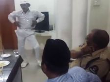 துணை கமிஷனர் பிரஸ் மீட்டில் டிஸ்கோ டான்ஸ்.. சர்ச்சையில் ஹைதராபாத் போலீஸ்