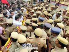 கோவை ரயில் மறியல் போராட்டத்தில் தள்ளு முள்ளு... பெண்களை ஆண் போலீஸ் இழுத்துச் சென்ற கொடூரம்