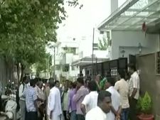 வீடு புகுந்து கத்தி முனையில் கொள்ளை முயற்சி... சுற்றி வளைத்த மக்கள்... 2 பேர் கைது- வீடியோ 
