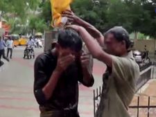 பொய் வழக்கு டார்ச்சர்... மதுரை கலெக்டர் அலுவலகத்தில் தீக்குளிக்க முயன்ற தந்தை- மகன்- வீடியோ 