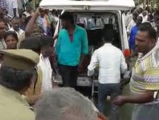 நின்று கொண்டிருந்த வேன் மீது மோதியதில் பஸ் கவிழ்ந்து விபத்து... 40 பேர் காயம்- வீடியோ 