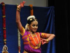  துபாயில் கண்கவர் பரதநாட்டியம் : ஏராளமானோர் கண்டுகளிப்பு!
