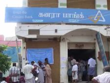 செல்லா நோட்டுகளை மாற்ற கமிஷன் கேட்கும் வங்கி ஊழியர்கள்... தேனி விவசாயிகள் ஷாக்- வீடியோ