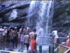 மண்டல பூஜைக்காக நடைதிறப்பு... சுருளி அருவில் மாலை அணிய குவியும் ஐயப்ப பக்தர்கள்- வீடியோ 