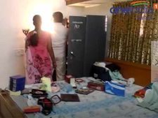 கிருஷ்ணகிரியில் வீட்டின் பூட்டை உடைத்து 12 சவரன் நகை, ரூ. 2.5 லட்சம் ரொக்கம் கொள்ளை- வீடியோ