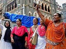 மும்பை  ஹாஜி அலி தர்காவில் 5 ஆண்டுகளுக்குப் பின்  பெண்கள் வழிபாடு!