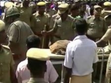 விபத்தில் பள்ளி மாணவி பலி... ஆத்திரத்தில் தனியார் பேருந்தை அடித்து நொறுக்கிய மக்கள்- வீடியோ 