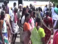 தென்னை மரங்களை அழித்து மாம்பழ ஜூஸ் கம்பெனி... கரூரில் விவசாயிகள் போராட்டம்- வீடியோ 