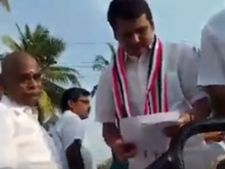 அரவக்குறிச்சி: செந்தில் பாலாஜியை வழிமறித்து உறுதிமொழி வாங்கிய பொதுமக்கள்- பரபரப்பு வீடியோ! 