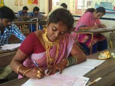 புதுத் தாலி தழையத் தழைய கழுத்தில் தொங்க... டிஎன்பிஎஸ்சி தேர்வெழுதிய புதுமணப் பெண்