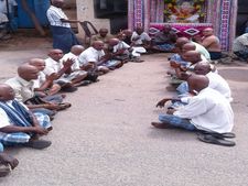 ஜெயலலிதா மறைவுக்கு மொட்டை அடித்து அஞ்சலி செலுத்திய தேமுதிக பிரமுகர்