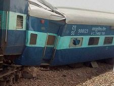 திருவாரூர் அருகே ரயில் தடம்புரண்டது.. 10 பேர் காயம்!
