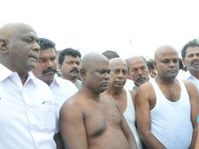 600 பேர் மொட்டை, 5000 பேர் பங்கேற்பு.. ஜெ.வுக்காக மதுரையில் நடந்த அனைத்துக்கட்சி மௌன ஊர்வலம்- வீடியோ
