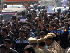 இளைஞர்கள் போராட்டத்தால் விழிபிதுங்கிய தஞ்சை... ஜல்லிக்கட்டுப் போட்டிகளை ஒத்திவைத்த ஆட்சியர்