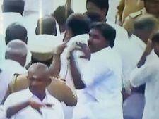 திண்டுக்கல்லில் கரைவேட்டிகள், போலீஸ் அதிகாரிகள் மீது தண்ணீரை பீய்ச்சி அடித்து விரட்டிய மக்கள் 