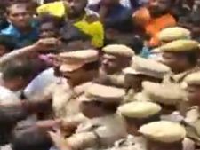 புதுக்கோட்டை அருகே ஜல்லிக்கட்டு நடத்த முயன்றவர்கள் மீது போலீஸ் தடியடி நடத்தியதால் பரபரப்பு 