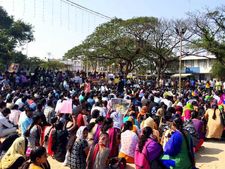 வேடிக்கை பார்க்கும் தமிழினமே வீதியில் வந்து போராடு... மாணவியின் ஆவேசம்