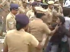 கோவையில் இளைஞர் தீக்குளிக்க முயற்சி... பதட்டம்