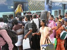 மதுரையில் போலீஸ் தடியடி.. 5 நாட்களுக்கு பின்பு கோவை - நாகர்கோவில் ரயில் மீட்பு