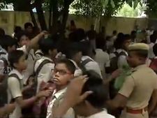 தேனியில் பள்ளி நிர்வாகிகளிடையே மோதல்.. மாணவர்களை உள்ளே வைத்து பூட்டுப் போட்டதால் பரபரப்பு!