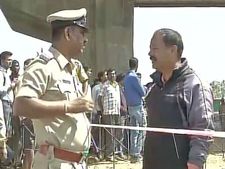 பெங்களூரில் பட்டப்பகலில் துப்பாக்கி சூடு.. காரில் சென்ற காங். பிரமுகர், டிரைவர்  படுகாயம்
