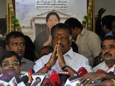 திருநாவுக்கரசருக்கு எதிர்ப்பு: ஓபிஎஸ் அதிமுகவில் இணைந்த விருதுநகர் மாவட்ட காங். தலைவர் வேலாயுதம் 