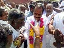 ஓ.பி.எஸ் ஆதரவு நாமக்கல் அதிமுக எம்.பிக்கு தொகுதி மக்கள் உற்சாக வரவேற்பு 