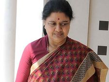 பெங்களூரு சிறையில் திடீரென சிவப்பு சேலையில் சசிகலா.. கைதிகள் 'ஷாக்'...பரபர பின்னணி 