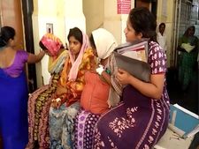 நான்கு பேருக்கு ஒரு ஸ்ட்ரெட்சர்.. அரசு மருத்துவமனையில் கர்ப்பிணி பெண்களுக்கு நடந்த அவலம் 