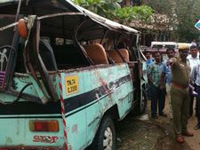 கல்லூரி வேன் மீது லாரி மோதல்.. 5 மாணவிகள் சம்பவ இடத்திலேயே பலி… 8 பேர் படுகாயம் 