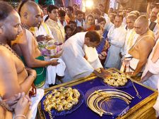 ஏழுமலையானுக்கு  நகை காணிக்கை -  தெலுங்கானா முதல்வருக்கு ஹைதராபாத் ஹைகோர்ட் நோட்டீஸ் 