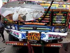 திருப்பதி அருகே பரிதாபம்.. தறிகெட்டு ஓடிய லாரி மோதியதில் 20 பேர் பலி 