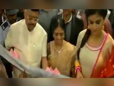 தமிழ் புத்தாண்டில் மானத்தை வாங்கிய தமிழர்கள்.. சேலத்தில் ரசிகர்களிடம் படாதபாடு பட்ட கீர்த்தி சுரேஷ் 