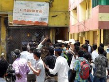 மதுக்கடையை சூறையாடிய கல்லூரி மாணவர்கள் மற்றும் பொதுமக்கள்... மதுரையில் பெரும் பரபரப்பு!
